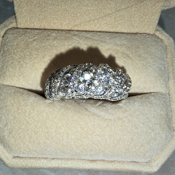 Elegant Silver Women's Ring - Picture 3 of 6